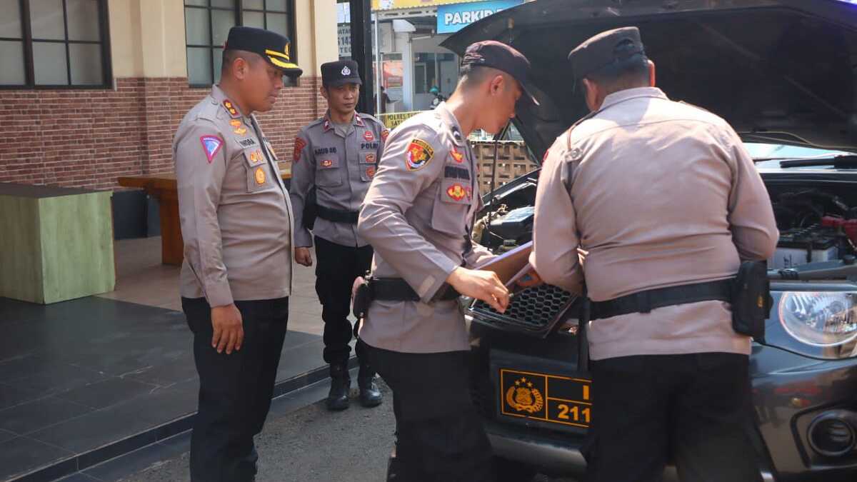 Pengecekan kendaraan operasional jelang Pilkada di Mapolres Tegal, Rabu (21/08/2024). (Foto: Humas Polres Tegal)