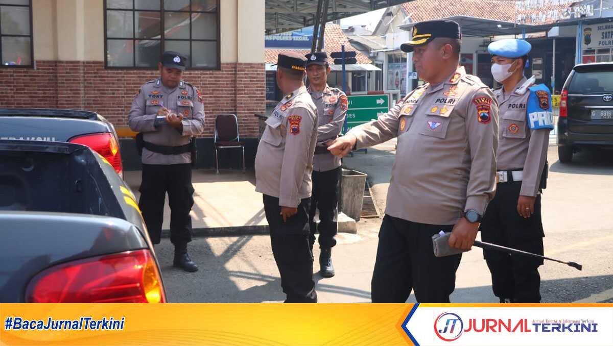 Kapolres Tegal didampingi anggotanya saat melakukan pengecekan kendaraan menjelang Pilkada, Rabu (21/08/2024) di Mapolres Tegal (foto: Humas Polres Tegal)