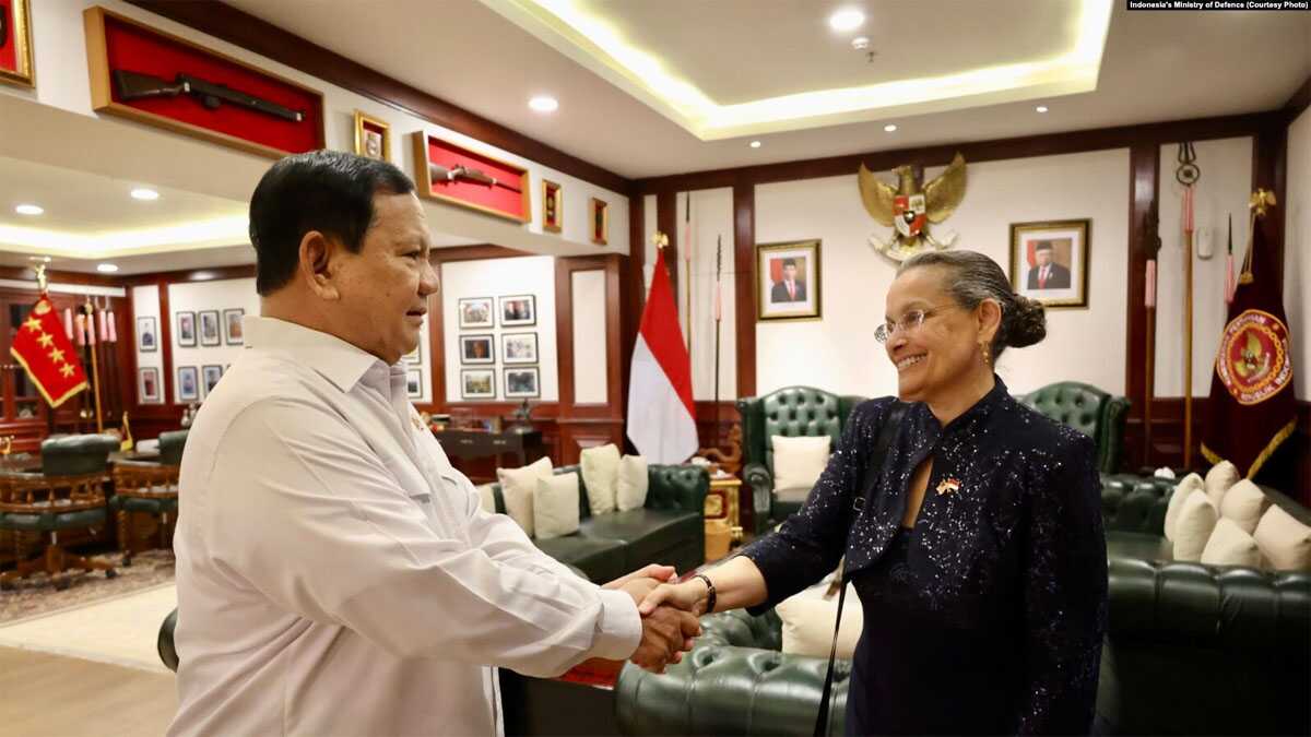 prabowo dan dubes as Menteri Pertahanan sekaligus Presiden terpilih Prabowo berjabat tangan dengan Duta Besar AS untuk Indonesia, Kamala Shirin Lakhdir, saat berkunjung ke kantor Kementerian Pertahanan di Jakarta pada Kamis, 8 Agustus 2024. (Foto: Kementerian Pertahanan)