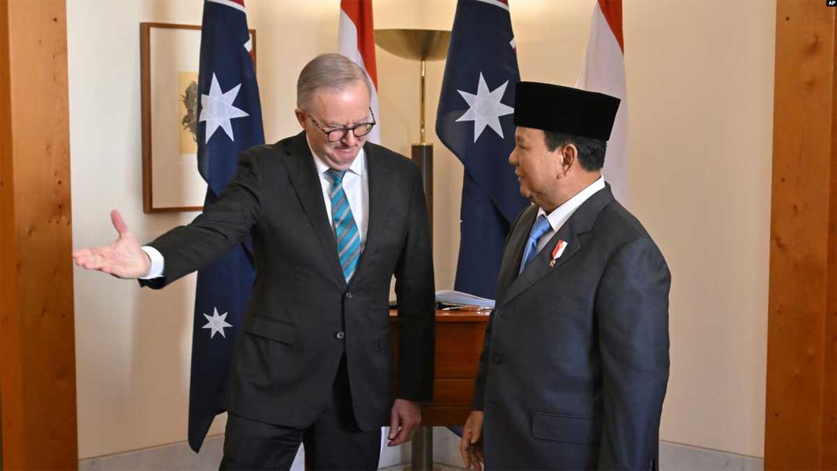 prabowo-pm australia Perdana Menteri Australia Anthony Albanese menyambut presiden terpilih sekaligus Menteri Pertahanan Prabowo Subianto di gedung parlemen Australia di Canberra, pada 20 Agustus 2024. (Foto: Mick Tsikas/AAP Image via AP)