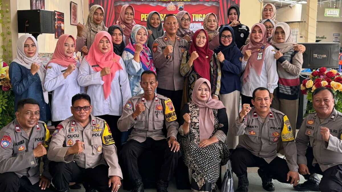 Foto bersama dalam acara purna tugas Bhabinkamtibmas kelurahan mintaragen di Resto grand kemangi kota Tegal (Foto: Humas Polres Tegal Kota)