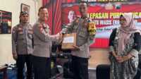 purnatugas polsek tegal timur Kapolsek Tegal Timur berikan bingkisan kepada Aiptu Wasis saat acara purna tugas di Grand Kemangi, Sabtu (3/8/2024) (Foto: Humas Polres Tegal Kota)