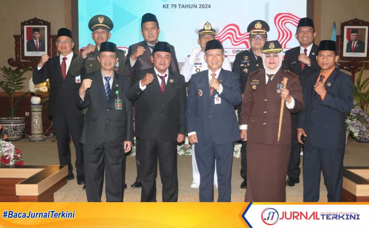 rapat paripurna pidato kenegaraan dprd tegal Foto bersama Pj. Walikota Tegal didampingi ketua DPRD Kota Tegal, usai rapat paripurna di gedung DPRD Kota Tegal, Jumat (16/04/2024). (Foto: Humas Pemkot Tegal)