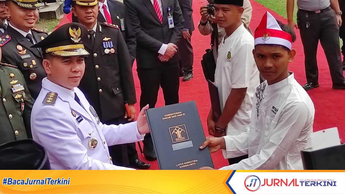 remisi hut ri ke-79 di Sawahlunto Penyerahan remisi Hari Kemerdekaan Republik Indonesia ke-79 di Lapangan Ombilin oleh Penjabat Walikota Sawahlunto Fauzan, Sabtu, (17/08/2024). (JurnalTerkini.id/dionaarvoni)