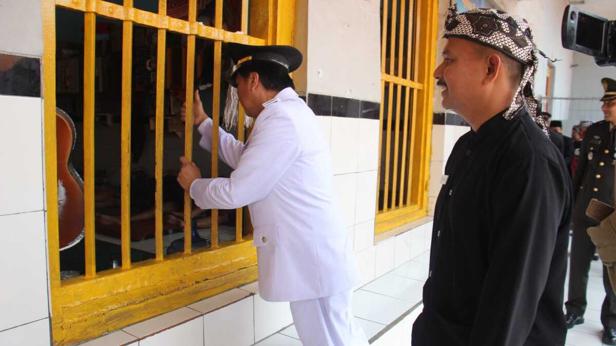 Pj Bupati Brebes jenguk para napi di Lapas Brebes, Sabtu (17/08/2024). (foto: Humas Brebes)