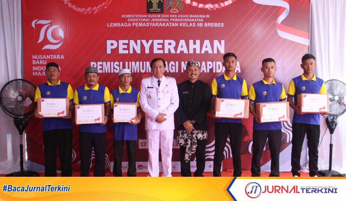 Pj Bubati Brebes bersama para napi saat penyerahan remisi di Aula Lapas Brebes, Sabtu (17/08/2024). (foto: Humas Brebes)
