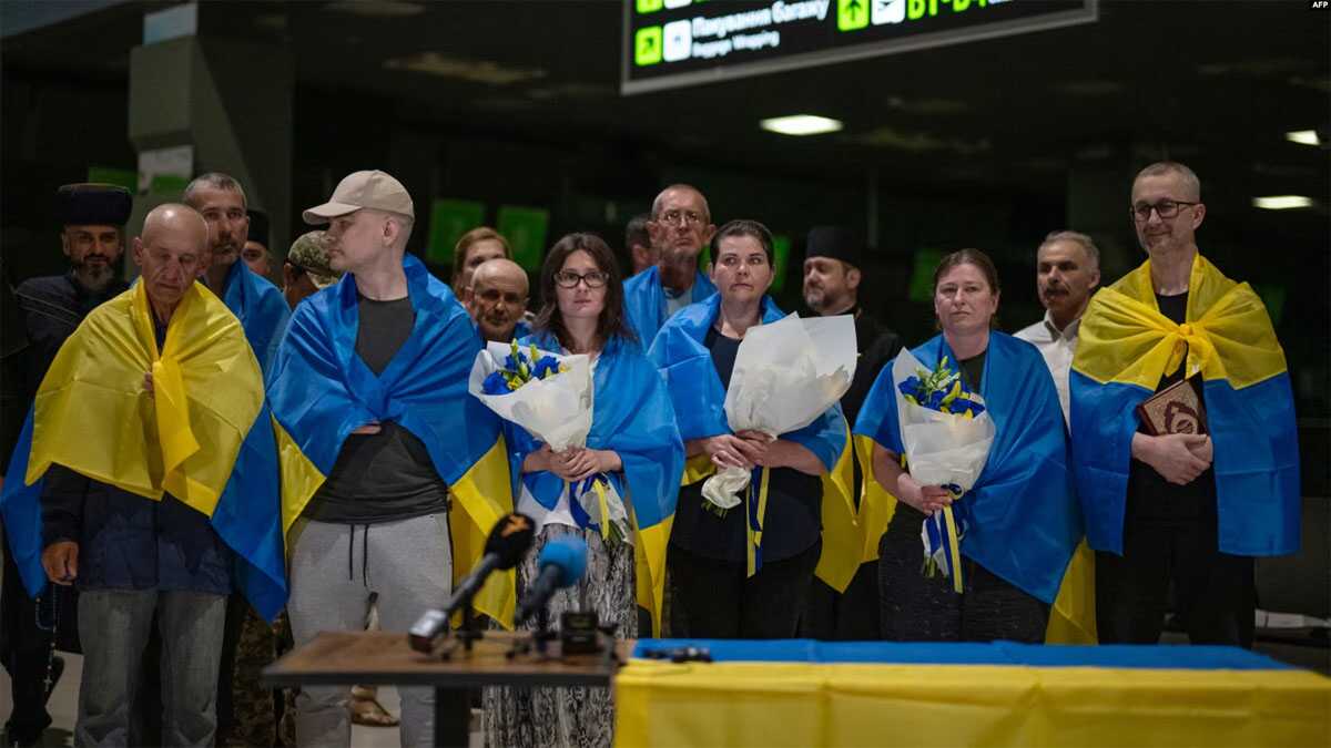 rusia dan ukraina bertukar tawanan Warga negara Ukraina yang kembali dari tahanan Rusia ssst pertukaran tawanan perang. (Foto: via AP)