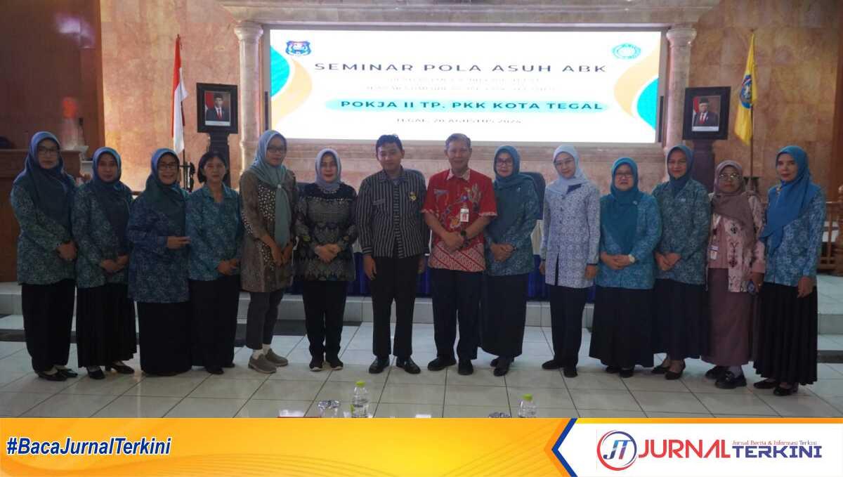 Pj. Bupati Menandatangani berkas saat serah terima tanah hibah dikantor Kemenag Brebes, Selasa 20/08/2024. (Foto: Humas Brebes)