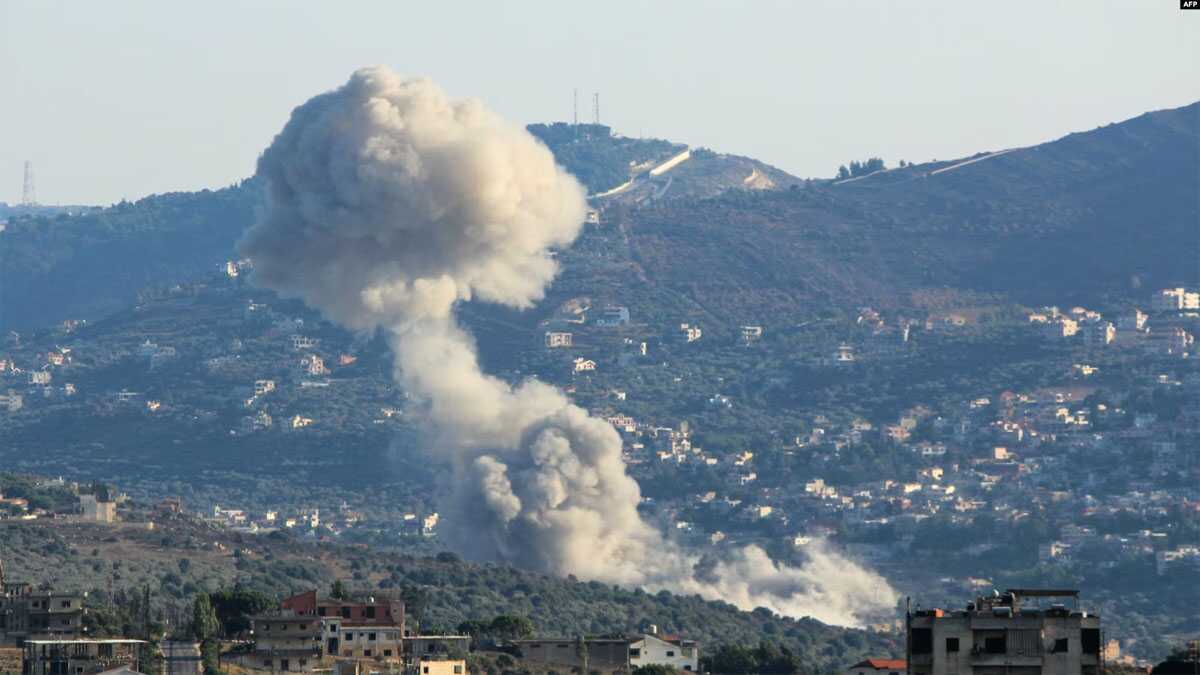 seragang udara zionis di lebanon Asap membubung di lokasi serangan udara Israel di Desa Kfar Kila, di selatan Lebanon, Selasa, 6 Agustus 2024. (Foto: Rabih Daher/AFP)