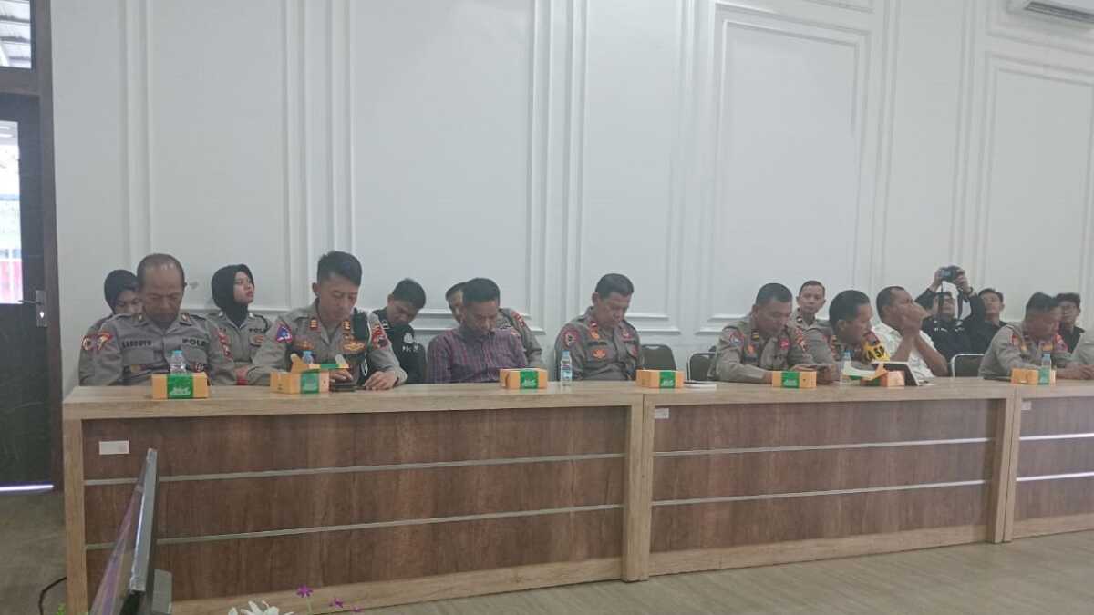 Anggota Polres Tegal saat mengikuti kegiatan Silaturahmi dan Tatap muka bersama Kapolres Tegal di Aula Tantya Sudhirajati Mapolres Tegal, Kamis 15/08/2024 (Foto: JurnalTerkini.id / Supriyadi)