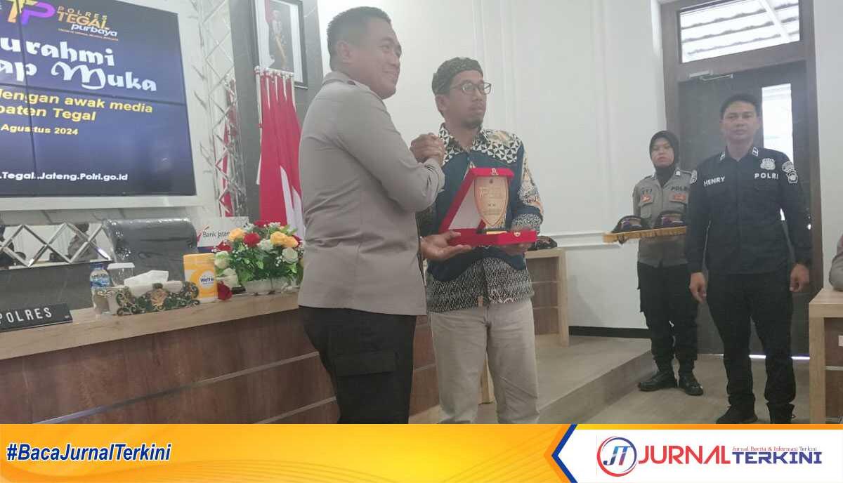 Kapolres Tegal Andi M Indra Amirullah saat pemberian cindera mata berupa Plakat kepada Ketua PWI Kabupaten Tegal di Aula Tantya Sudhirajati Mapolres Tegal, Kamis 15/08/2024 ( Foto: JurnalTerkini.id /Supriyadi)