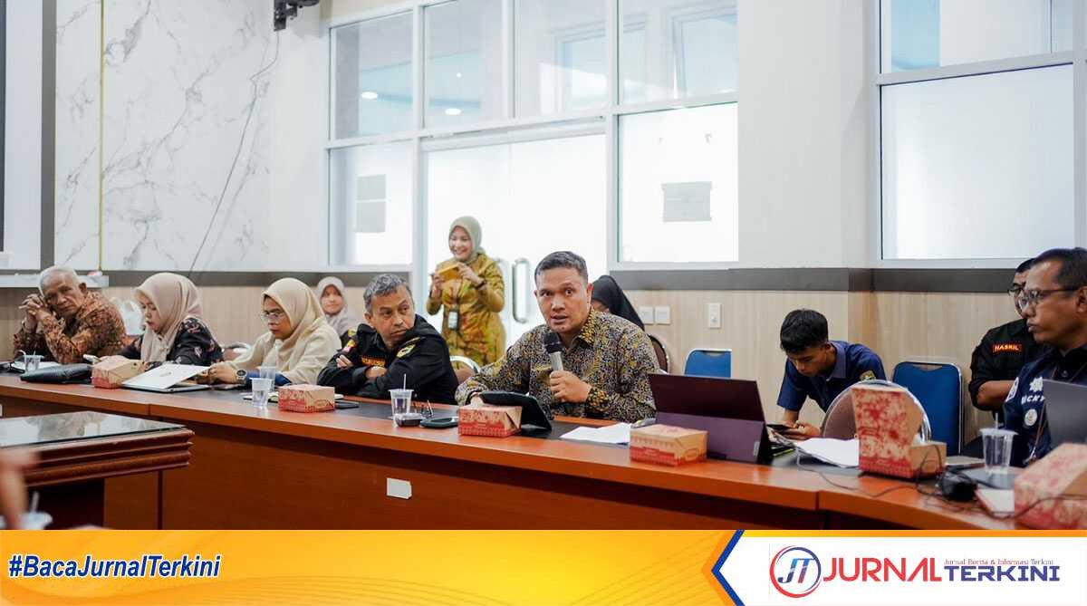 target angka kemiskinan di solok Pemerintah Kabupaten Solok mengadakan rapat koordinasi yang sangat penting di Ruang Rapat Sekretariat Daerah Kabupaten Solok. Kamis (22/08/2024). (jurnalterkini.id/dionaarvoni)