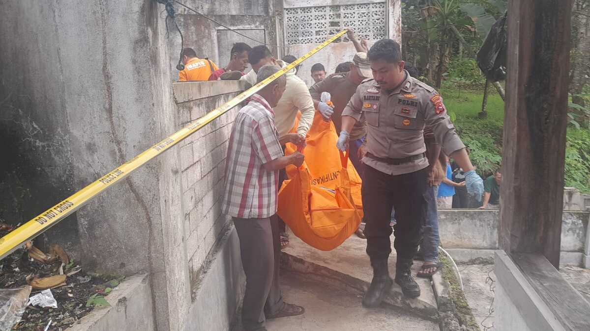 Polisi mengevakuasi mayat diduga korban pembunuhan di Silungkang, Kota Sawahlunto, Sumatera Barat, Kamis (29/08/2024).(JurnalTerkini.id/dionaarvoni)