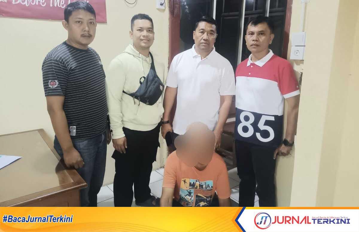 tindakpidanapembunuhan di solok Tersangka SH alias Yan (jongkok) setelah menyerahkan diri ke polisi terkait dugaan pembunuhan di Dusun Tengah Sawah, Desa Silungkang Duo, Kecamatan Silungkang, Kota Sawahlunto, Sumatera Barat pada Kamis (29/8/2024). (JurnalTerkini.id/dionaarvoni)