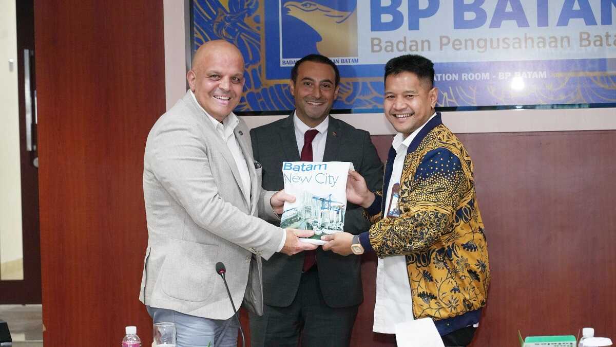turki kunjungi bp batam Direktur Lalu Lintas Barang dan Penanaman Modal BP Batam, Surya Kurniawan Suhairi menyerahkan cinderamata kepada Kepala Departemen Kementerian Perdagangan Republik Turki, Mustafa Hilmi Askin dalam pertemuan di Marketing Centre BP Batam, Selasa (20/8/2024). (foto: humasbpbatam)