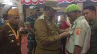 Wakil Bupati Karimun Anwar Hasyim menyematkan tanda jasa kepada salah seorang veteran dalam acara peringatan Hari Veteran Nasional dan HUT ke-60 Persatuan Istri Veteran Republik Indonesia (Piveri) di Gedung Nasional, Tanjung Balai Karimun, Senin (26/8/2024). (JurnalTerkini.id/Yogi)