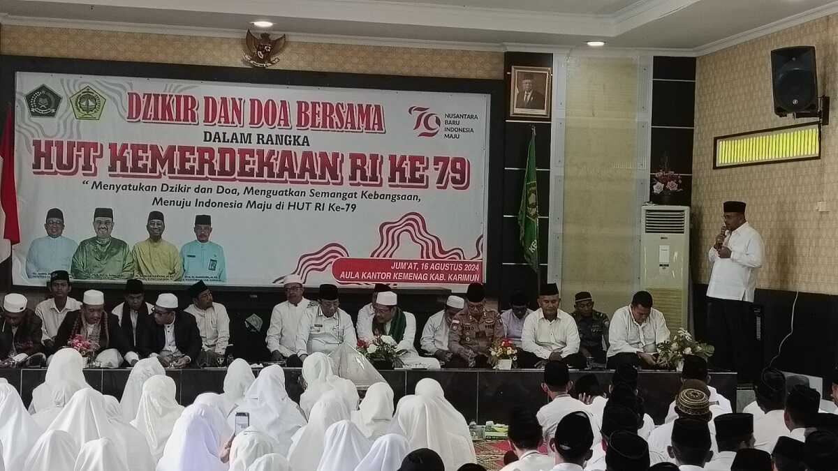 Bupati Karimun Aunur Rafiq memberikan sambutan dalam acara doa dan dzikir menyambut HUT Kemerdekaan RI ke-79 di Kantor Kemenag Karimun, Jumat (16/8/2024). (JurnalTerkini.id/edy kencana)
