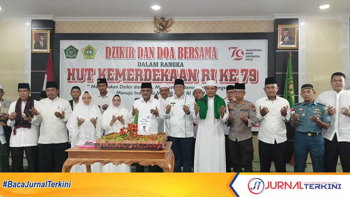 Bupati Karimun Aunur Rafiq, Wakil Bupati Anwar Hasyim, Kepala Kantor Kemenag Karimun Jamzuri, Ketua PD BKMT Karimun Raja Azmah Aunur Rafiq dan sejumlah tokoh dan pejabat menggelar doa dan dzikir menyambut HUT Kemerdekaan RI ke-79 di Kantor Kemenag Karimun, Jumat (16/8/2024). (JurnalTerkini.id/edy kencana)