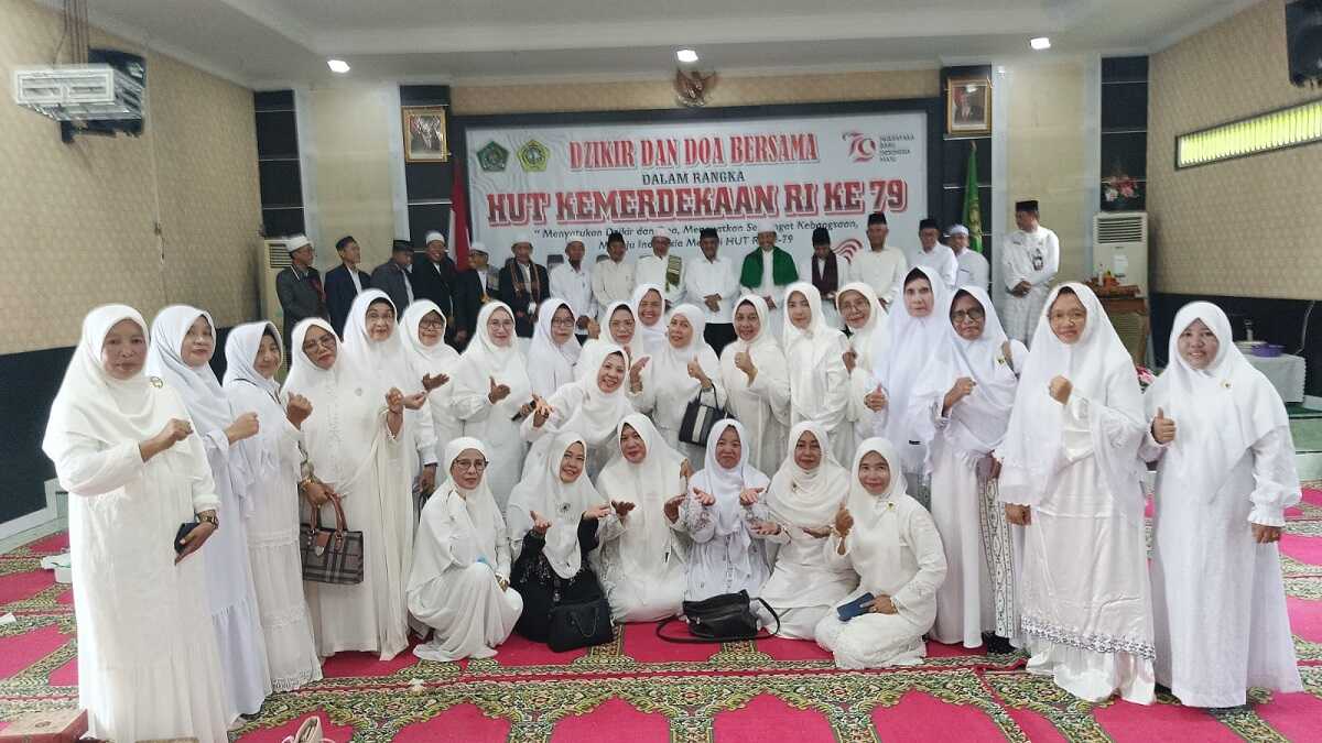 Foto bersama dalam acara doa dan dzikir menyambut HUT Kemerdekaan RI ke-79 di Kantor Kemenag Karimun, Jumat (16/8/2024). (JurnalTerkini.id/edy kencana)