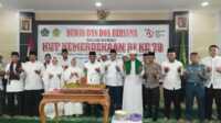 Bupati Karimun Aunur Rafiq, Wakil Bupati Anwar Hasyim, Kepala Kantor Kemenag Karimun Jamzuri, Ketua PD BKMT Karimun Raja Azmah Aunur Rafiq dan sejumlah tokoh dan pejabat menggelar doa dan dzikir menyambut HUT Kemerdekaan RI ke-79 di Kantor Kemenag Karimun, Jumat (16/8/2024). (JurnalTerkini.id/edy kencana)
