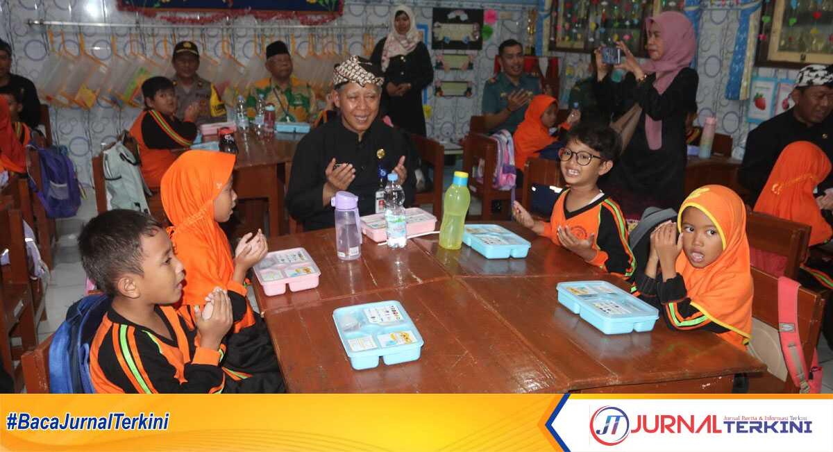 Pj. Walikota Tegal Dadang Somantri, Saat mengecek salah satu sekolah yang menggelar gladi MBG. Kamis, 13/09/2024 (Foto: Pemkot Kota Tegal)