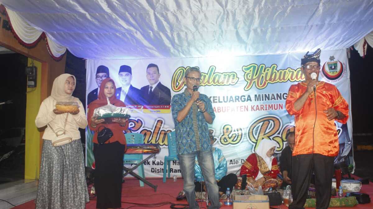 Lelang apik ayam dan kue dipandu Wakil Sekretaris DPD IKM Karimun, Rusdianto (JurnalTerkini.id/edy kencana)