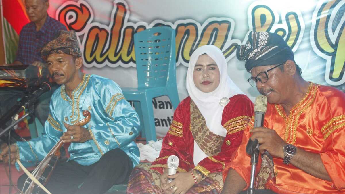 Penampilan grup kesenian saluang dan rabab "Dagang Pasisie" tampil menghibur warga Minang maupun masyarakat umum di sekretariat DPD IKM Karimun pada Sabtu (21/9/2024) malam. (jurnalterkini.id/edy kencana)