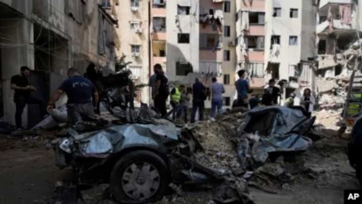Israel dan Hizbullah saling serang Para petugas tanggap darurat membereskan reruntuhan di lokasi yang menjadi target serangan Israel di pinggiran Kota Beirut, Lebanon, pada 22 September 2024. (Foto: AP/Bilal Hussein)