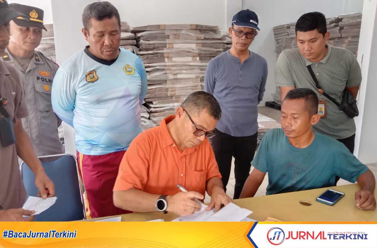 Logistik pilkada Karimun mulai tiba Ketua KPU Karimun Mardanus menandatangani berita acara serah terima logistik di gudang KPU Karimun, Minggu (29/9/2024). (foto: dokumentasi pribadi)