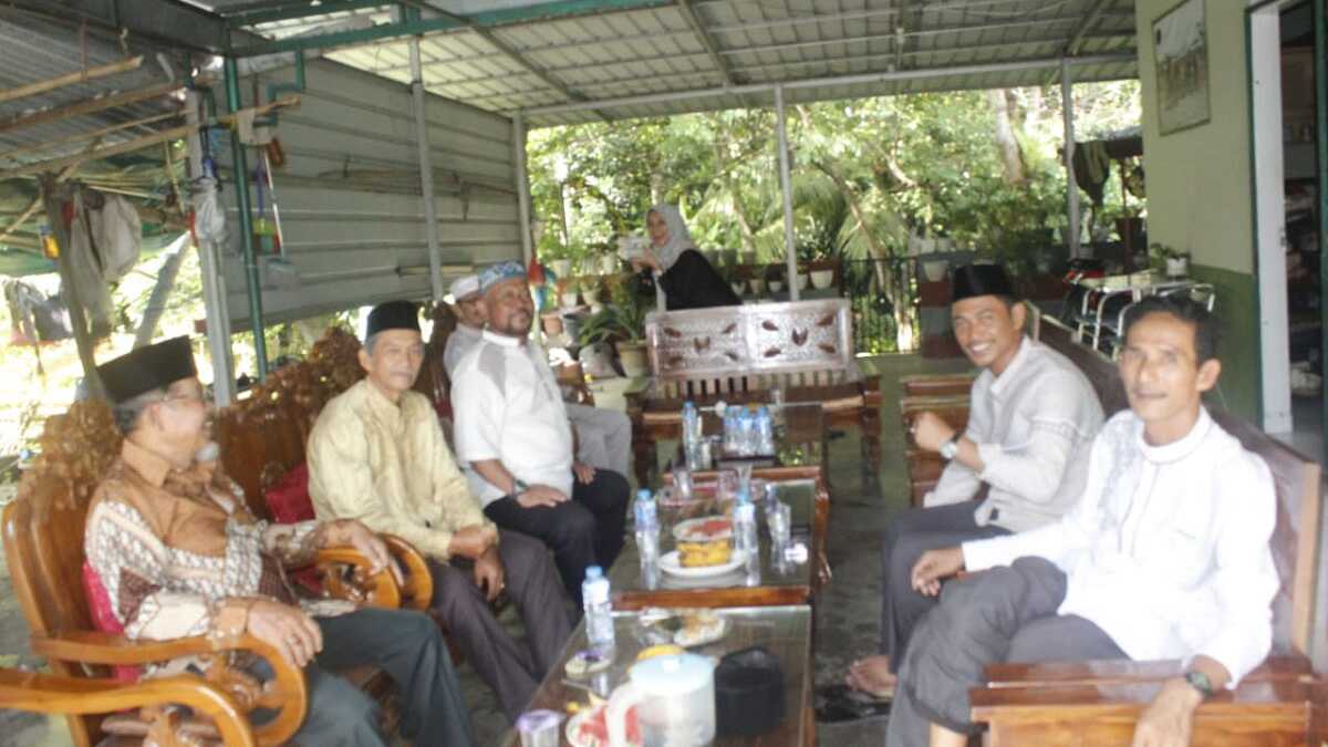 Lurah Harjosari bersama tokoh masyarakat Kelurahan Harjosari, Kecamatan Tebing, Kabupaten Karimun. (JurnalTerkini.id/edy kencana)