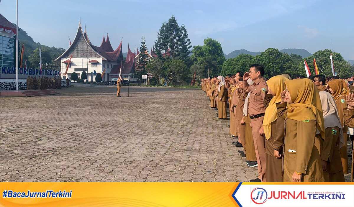 Kegiatan apel pagi di lingkup pemkab solok di halaman kantor bupati, Senin (2/09/2024).(Foto.jurnalterkini.id/diona)