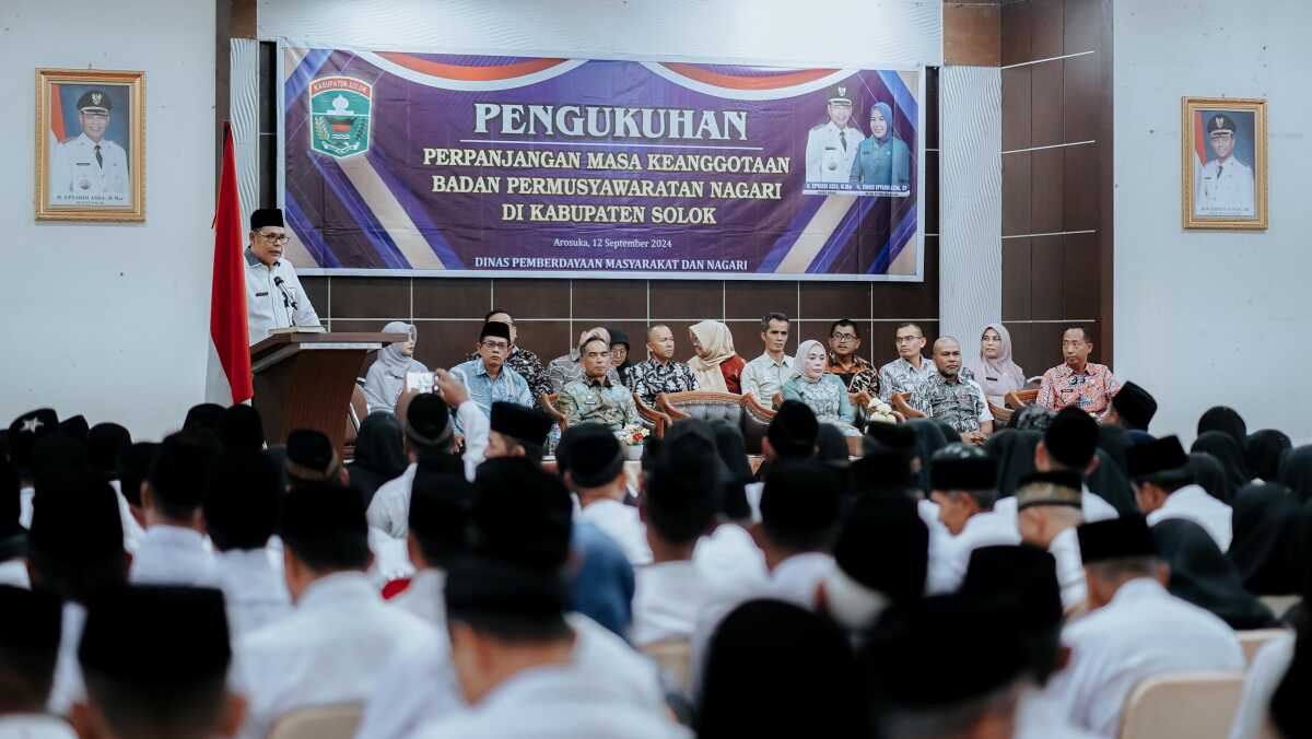 Bupati Epyardi Asda memberikan sambutan pada acara pengukuhkan perpanjangan masa keanggotaan Badan Permusyawaratan Nagari (BPN) di Kabupaten Solok, Kamis (12/09/2024).(Foto: Kominfokabsolok)