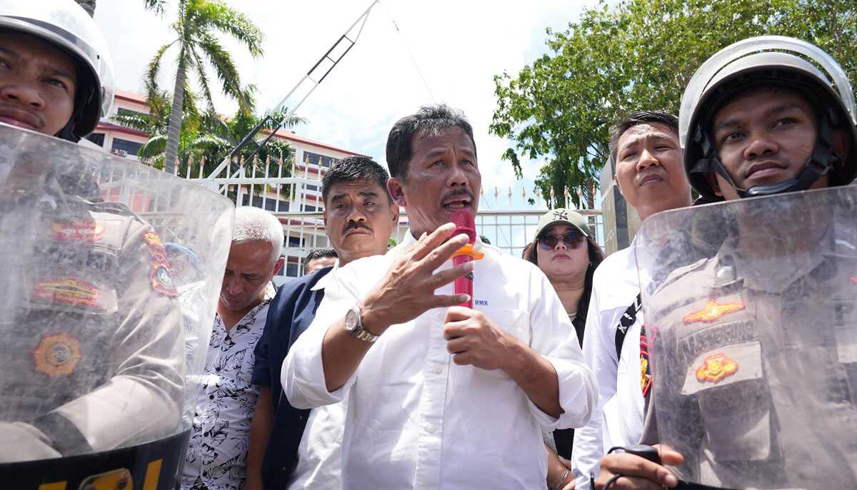 demo air di batam Kepala BP Batam Muhammad Rudi menampung aspirasi warga Perumahan Putra Jaya, Tanjung Uncang saat menggelar aksi damai soal pasokan air di area gerbang Kantor BP Batam, Rabu (18/9/2024). (foto: humasbpbatam)