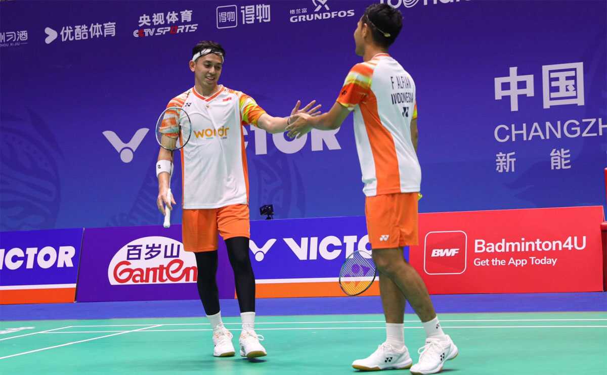Ganda putra Indonesia, Fajar Alfian/Muhammad Rian Ardianto merayakan kemenangan atas ganda Korea, Choi Sol Gyu/Heo Kwang Hee di babak 32 besar China Open 2024 yang berlangsung di Olympic Sports Center Gymnasium, Changzhou, Rabu (18/9/2024). (pbsi)