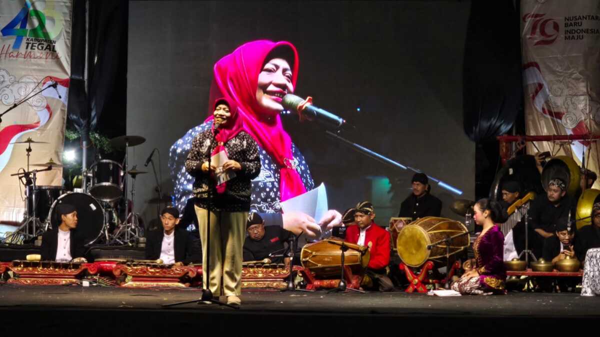 Kepala Dinas Diskominfo Kabupaten Tegal Nurhayati saat sambutan dalam acara Gempur Rokok Ilegal, Sabtu (31/08/2024). (Foto: Diskominfo Kabupaten Tegal)