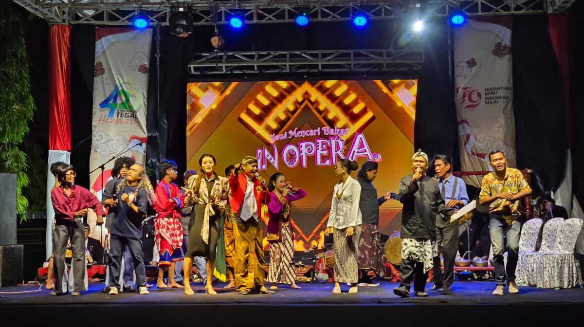 gempur rokok ilegal di tegal Pertunjukan rakyat dalam acara Gempur Rokok Ilegal,di Alun-alun Hanggawana Slawi, Sabtu 31/08/2024 (Foto: Diskominfo Kabupaten Tegal)