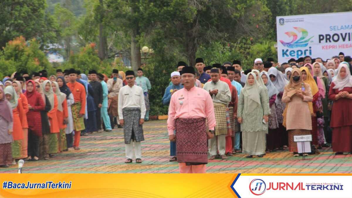 Upacara HUT Provinsi Kepri ke-22 di halaman Kantor Bupati Karimun, Selasa (24/9/2024). (JurnalTerkini.id/edy kencana)