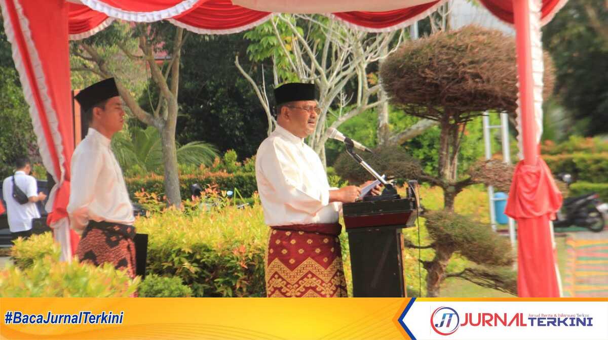 Bupati Karimun Aunur Rafiq memimpin upacara HUT Provinsi Kepri ke-22 di halaman Kantor Bupati Karimun, Selasa (24/9/2024). (JurnalTerkini.id/edy kencana)