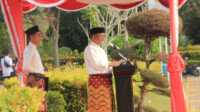 Bupati Karimun Aunur Rafiq memimpin upacara HUT Provinsi Kepri ke-22 di halaman Kantor Bupati Karimun, Selasa (24/9/2024). (JurnalTerkini.id/edy kencana)