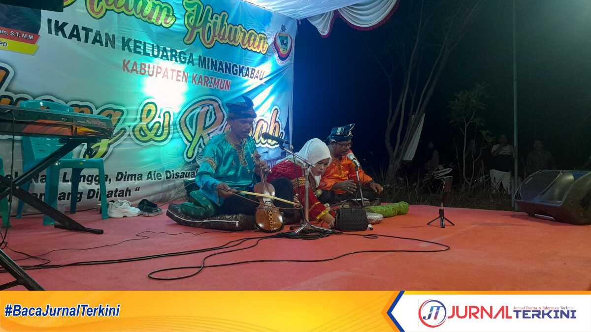 Penampilan grup kesenian saluang dan rabab "Dagang Pasisie" tampil menghibur warga Minang maupun masyarakat umum di sekretariat DPD IKM Karimun pada Sabtu (21/9/2024) malam. (jurnalterkini.id/rusdi)