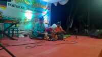 Penampilan grup kesenian saluang dan rabab "Dagang Pasisie" tampil menghibur warga Minang maupun masyarakat umum di sekretariat DPD IKM Karimun pada Sabtu (21/9/2024) malam. (jurnalterkini.id/rusdi)