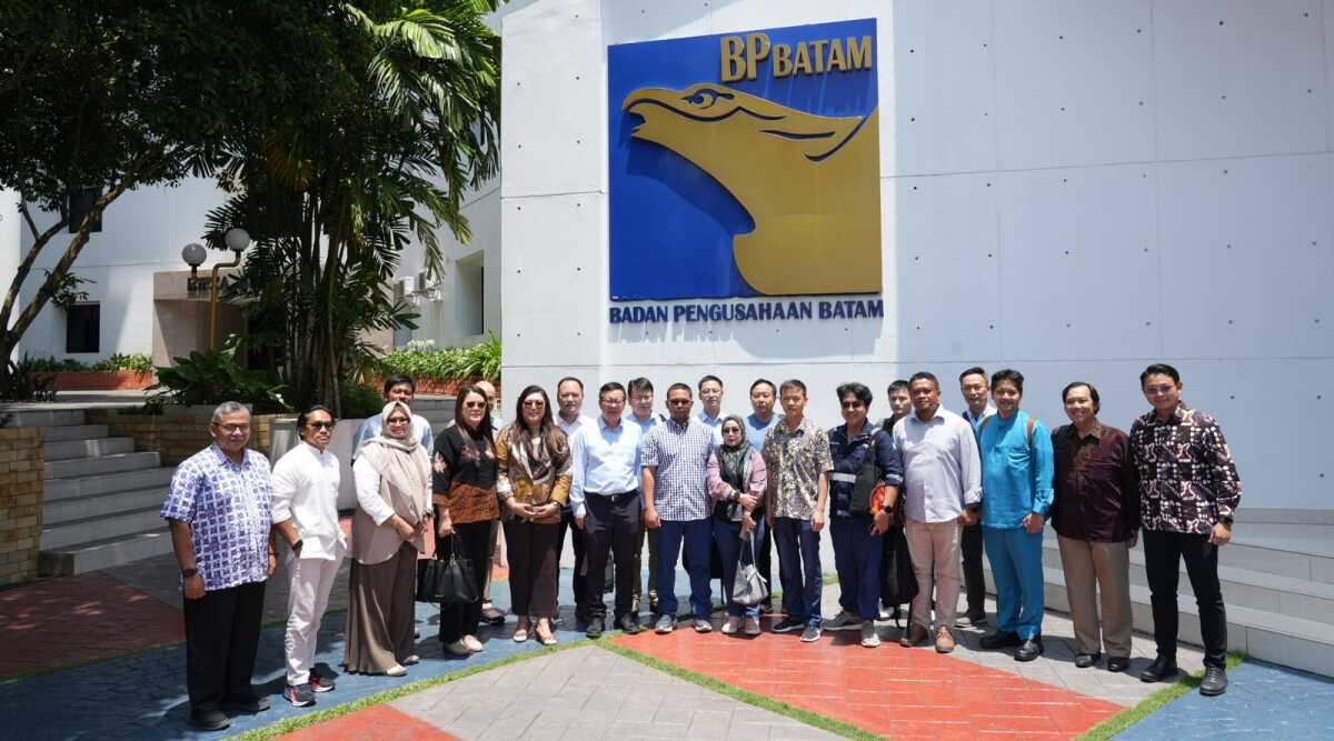 Vice President CNGR Advanced Material Co., Ltd, Zhu Jiangang dan rombongan berpose bersama Kepala Biro Humas, Promosi, dan Protokol, Ariastuty Sirait dan jajaran, Jumat (27/9/2024). (Foto: humasbpbatam)