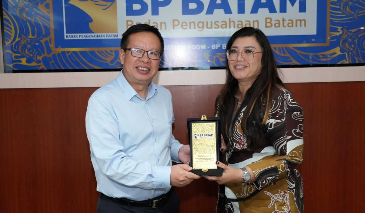 investasi Timah cngr di Batam Vice President CNGR Advanced Material Co., Ltd, Zhu Jiangang menerima plakat dari Kepala Biro Humas, Promosi, dan Protokol, Ariastuty Sirait di sela pertemuan di Gedung Marketing Center BP Batam, Jumat (27/9/2024). (Foto: humasbpbatam)