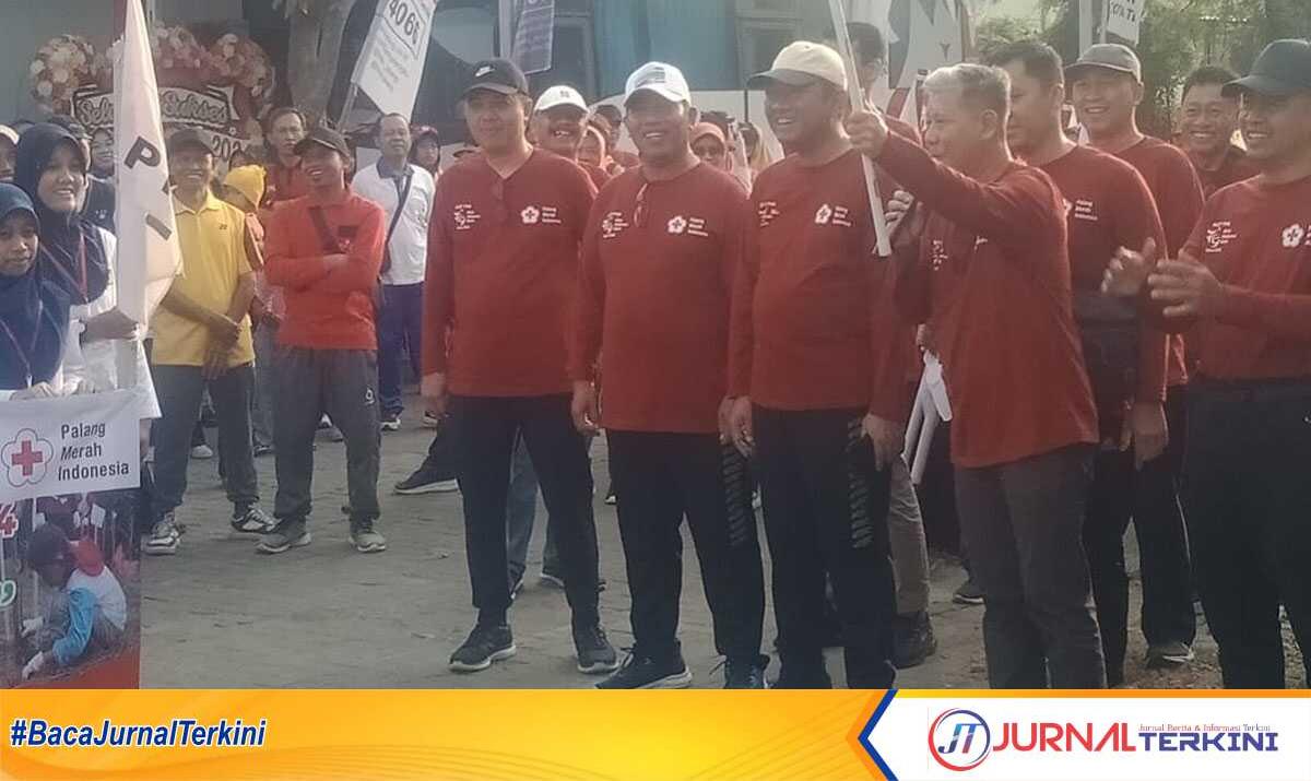 Pj. Walikota Tegal, Dadang Somantri didampingi Sekretaris Daerah saat melepas peserta jalan sehat dalam rangka HUT PMI ke-79. Minggu 22/09/2024 di Markas PMI Kota Tegal. (Foto: JurnalTerkini.id/Supriyadi)