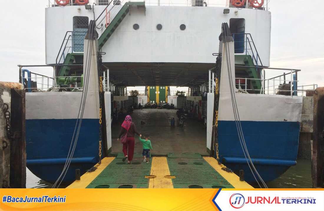 Kapal RoRo sedang menaikkan penumpang di Pelabuhan RoRo Parit Rempak di Kecamatan Meral. Pelabuhan kapal penyeberangan ini akan ditutup sementara karena perbaikan. (foto: dokumentasi pribadi)