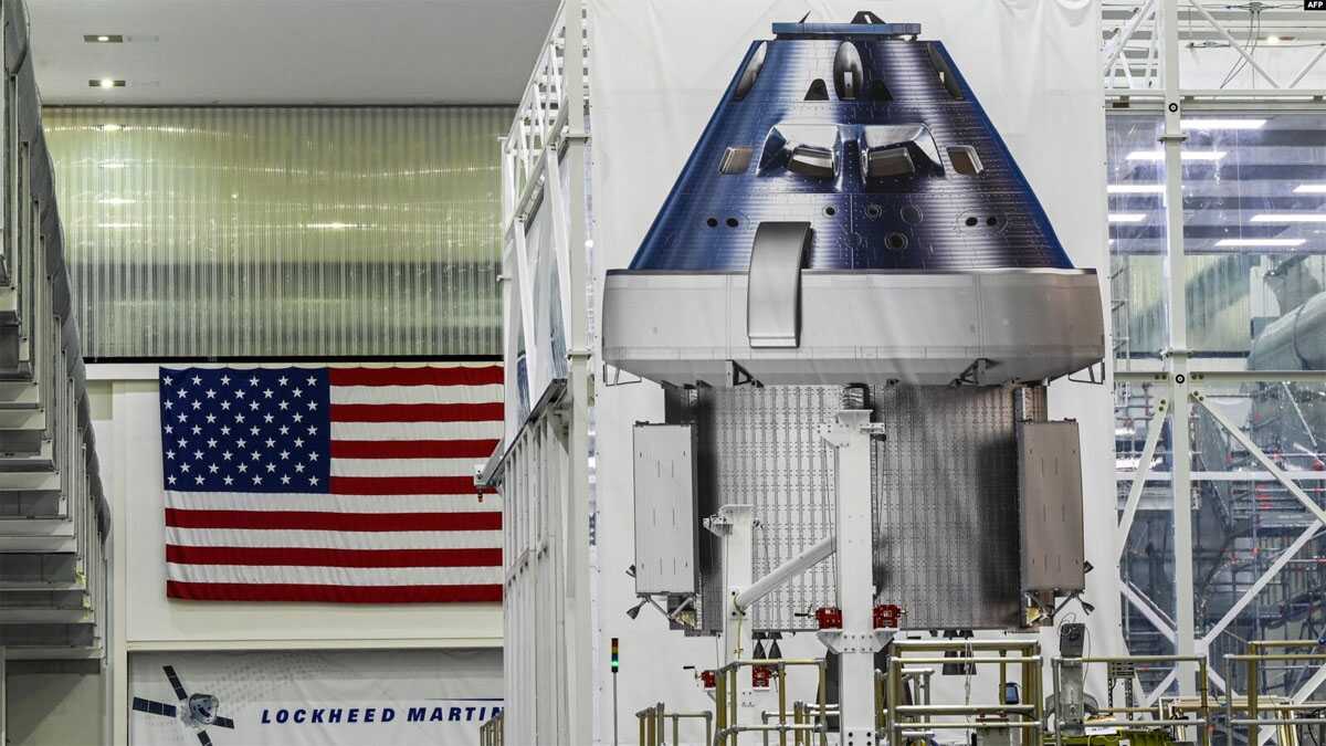 FILE - Poster yang memperlihatkan kapsul Orion untuk misi Artemis II dipajang di dalam Gedung Operasi dan Pemeriksaan (O&C) di Kennedy Space Center, Cape Canaveral, Florida, 28 Agustus 2022. (CHANDAN KHANNA / AFP)