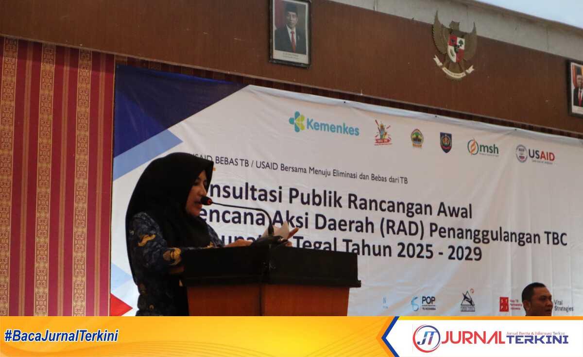 Asisten Sekda Tegal, Suspriyanti saat acara konsultasi Publik RAD di Hotel Grand Dian Slawi, Selasa (17/08/2004 ).(Foto: Kominfo Kab. Tegal)
