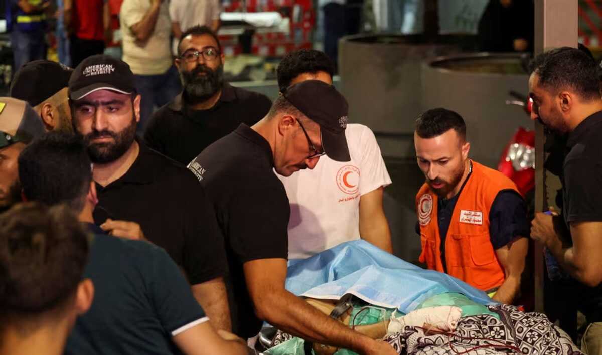 korban ledakan penyeranta di lebanon Seorang korban ledakan penyeranta dibawa masuk ke American University of Beirut Medical Center di Beirut, Lebanon, 17 September 2024. (Foto: Mohamed Azakir/Reuters)