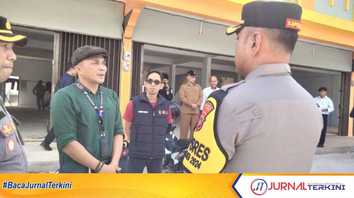 logistik pilkada karimun Komisioner KPU Karimun M Fadli dan Ketua Bawaslu Karimun Muhammad Iskandar berdiskusi dengan Kapolres Karimun di sela penyiapan gudang logistik Pilkada Karimun, Selasa (17/9/2024). (JurnalTerkini.id/jansen)