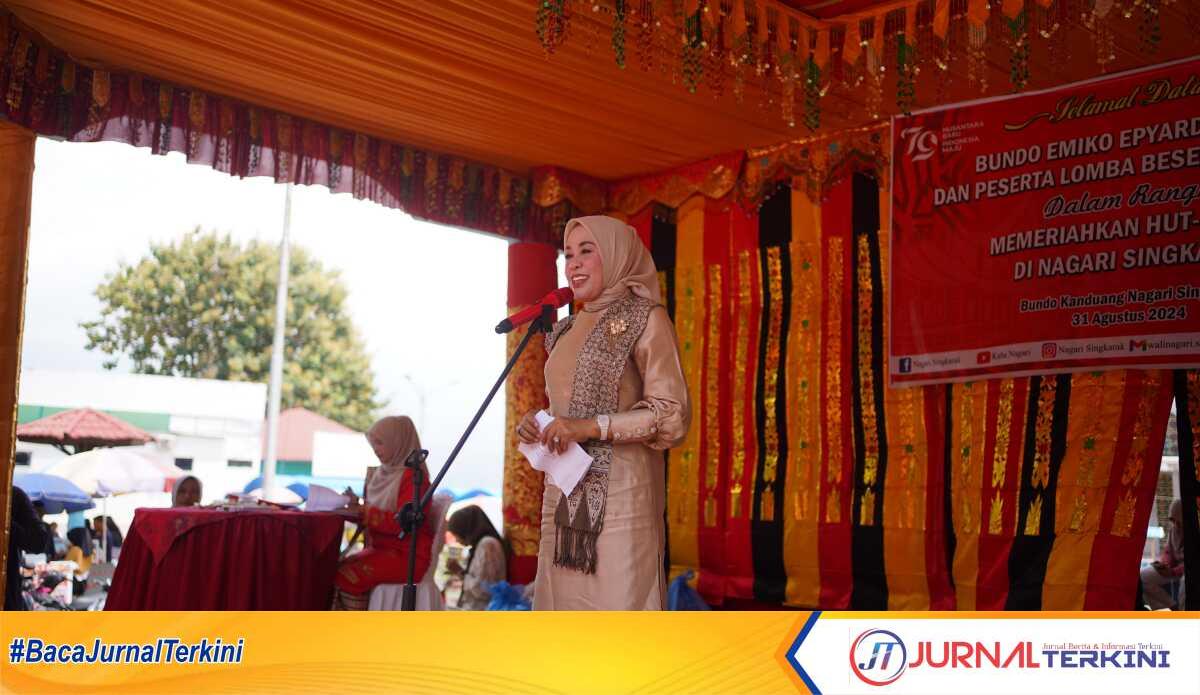 Emiko Epiyardi Asda membuka acara Lomba Bundo Kandung di Nagari Singkarak, Sabtu (32/08/2024).(jurnalterkini.id/dionaarvoni)